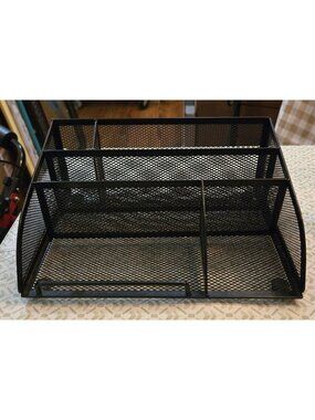 Black mesh multi-compartment organizer